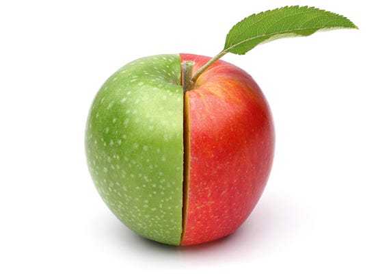 Mitades de manzana verde y roja juntas