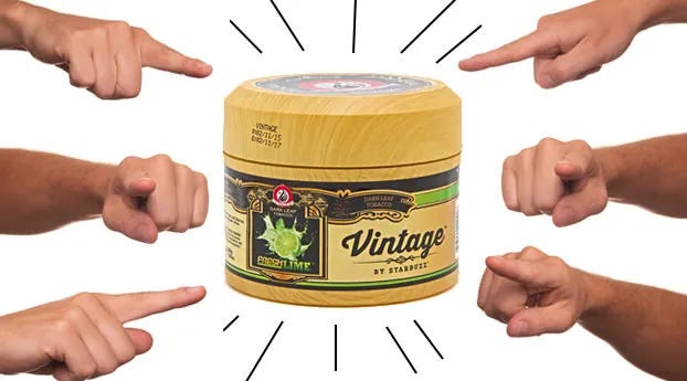 Tarro de Starbuzz Vintage Fresh Lime con las manos apuntando hacia él