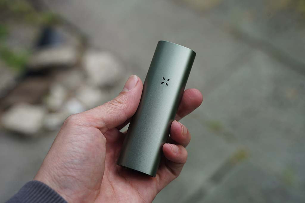 Comparación del vaporizador PAX Mini vs PAX 3 PAX 3 en mano